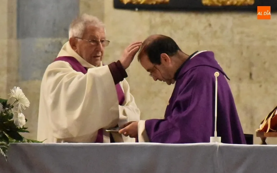 Foto 5 - Varias decenas de fieles, entre ellos el alcalde, reciben la ceniza en la Catedral
