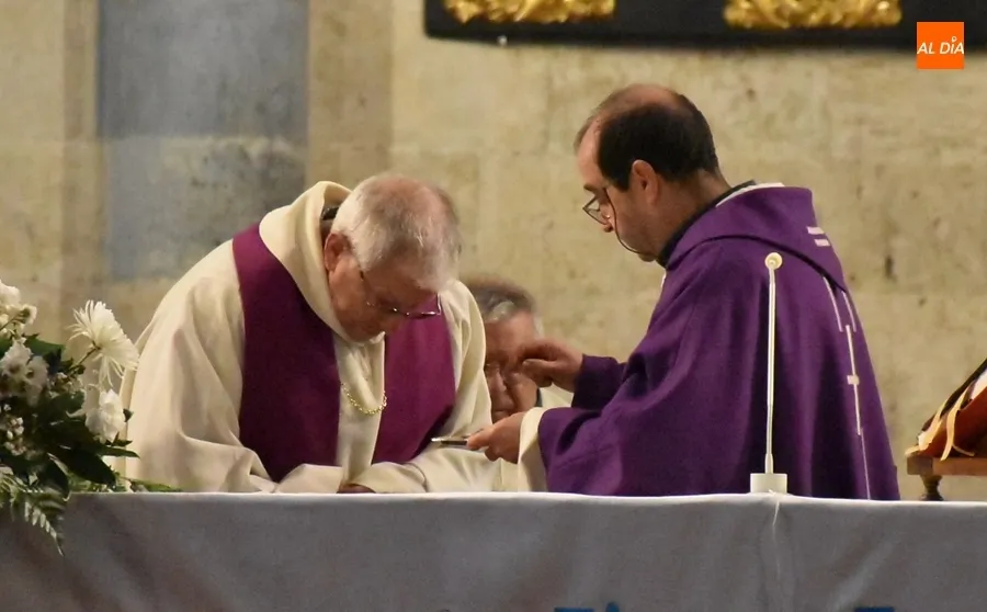 Foto 6 - Varias decenas de fieles, entre ellos el alcalde, reciben la ceniza en la Catedral