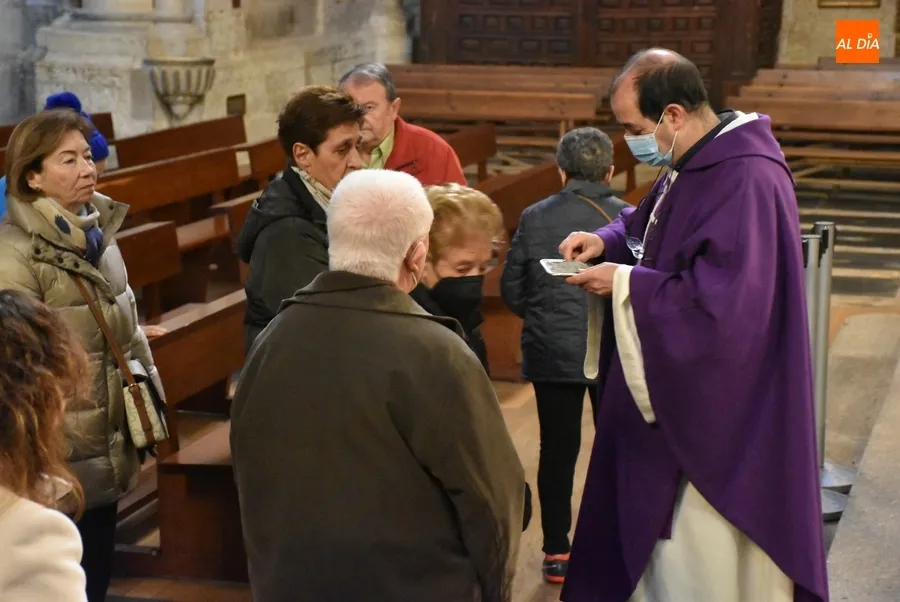 Foto 7 - Varias decenas de fieles, entre ellos el alcalde, reciben la ceniza en la Catedral