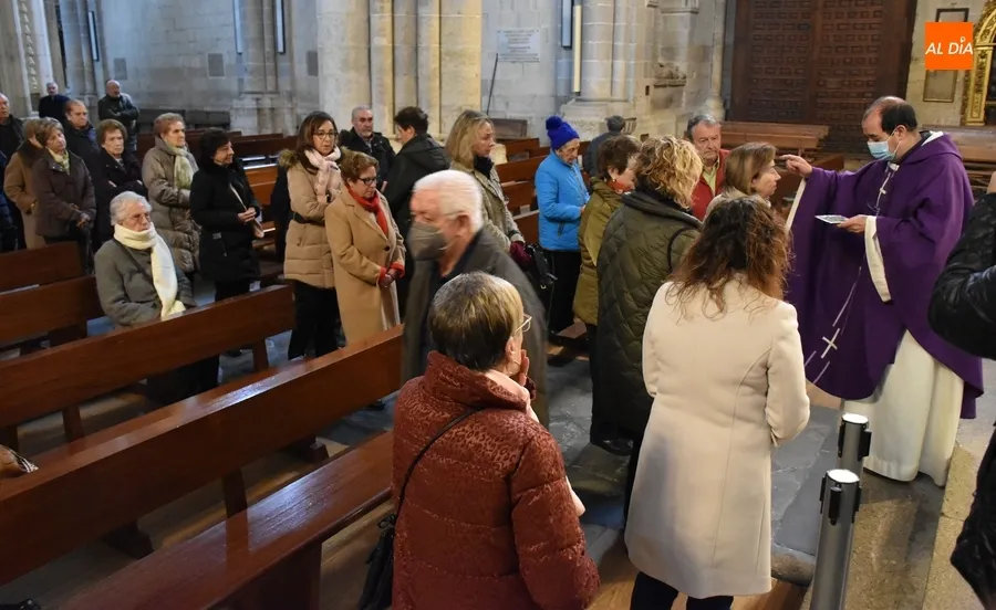 Foto 8 - Varias decenas de fieles, entre ellos el alcalde, reciben la ceniza en la Catedral