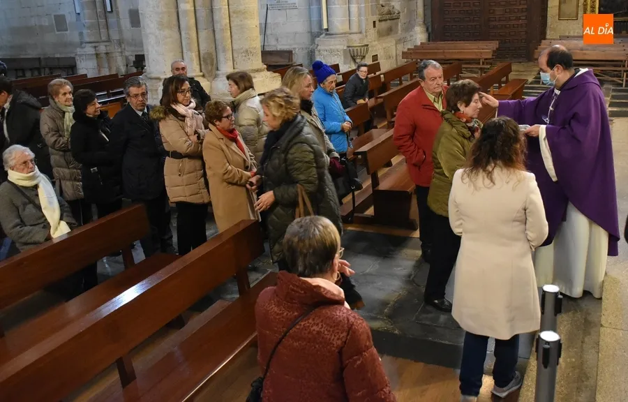 Foto 9 - Varias decenas de fieles, entre ellos el alcalde, reciben la ceniza en la Catedral