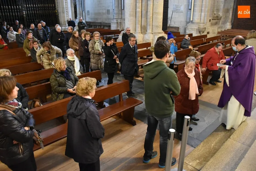 Foto 10 - Varias decenas de fieles, entre ellos el alcalde, reciben la ceniza en la Catedral
