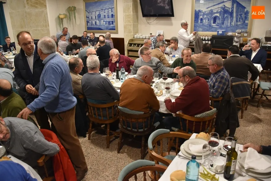 Foto 2 - La Pe&ntilde;a El Rinc&oacute;n re&uacute;ne en torno a la mesa a m&aacute;s de un centenar de comensales