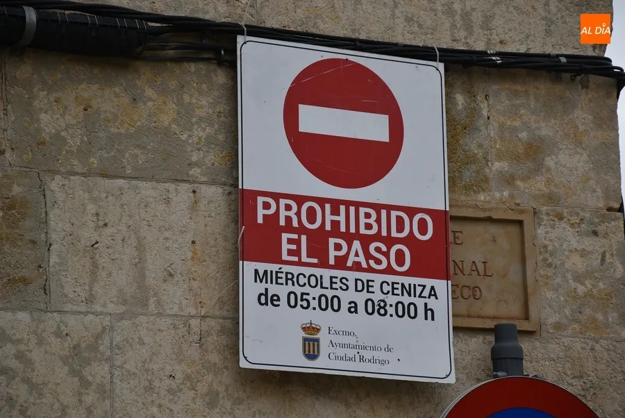 Foto 3 - Desde las 5 de la madrugada quit&aacute;ndole el disfraz carnavalero a la Plaza Mayor