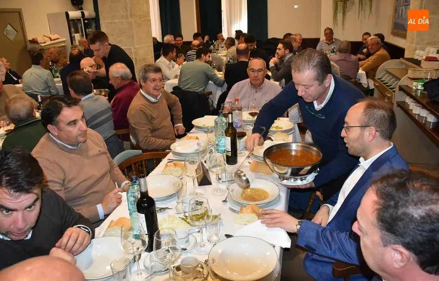 Foto 3 - La Pe&ntilde;a El Rinc&oacute;n re&uacute;ne en torno a la mesa a m&aacute;s de un centenar de comensales