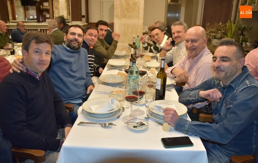 Foto 4 - La Pe&ntilde;a El Rinc&oacute;n re&uacute;ne en torno a la mesa a m&aacute;s de un centenar de comensales
