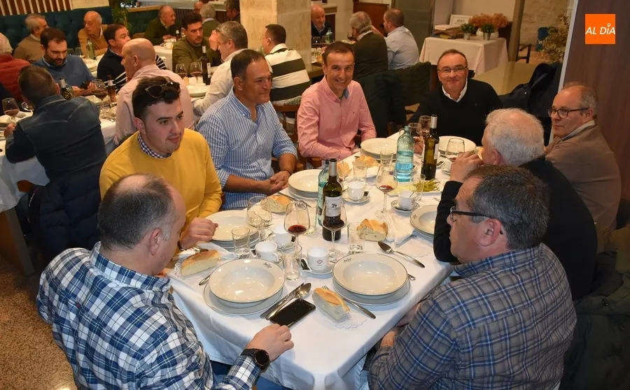 Foto 5 - La Pe&ntilde;a El Rinc&oacute;n re&uacute;ne en torno a la mesa a m&aacute;s de un centenar de comensales