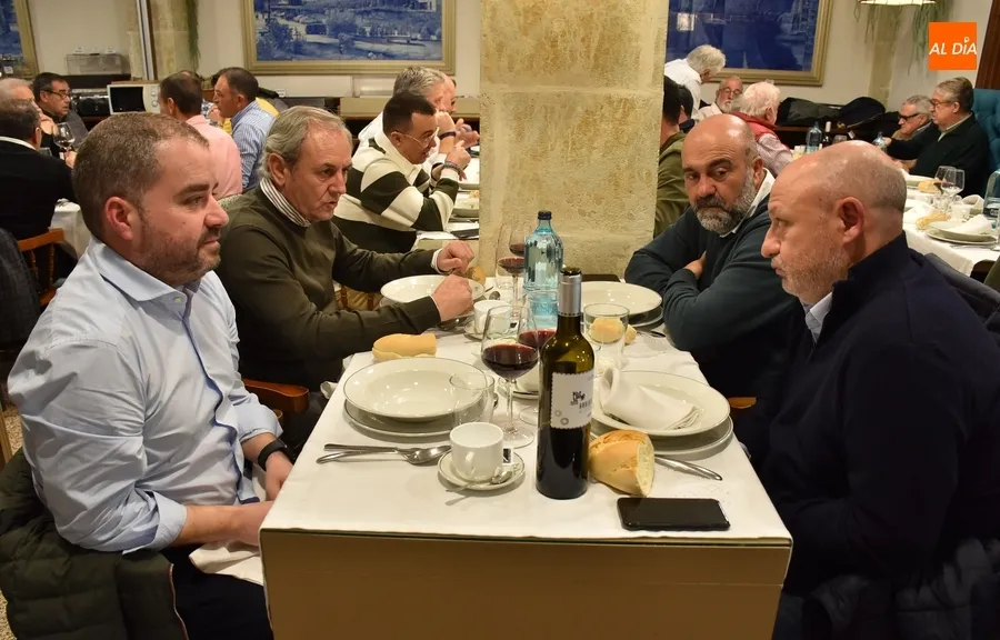 Foto 6 - La Pe&ntilde;a El Rinc&oacute;n re&uacute;ne en torno a la mesa a m&aacute;s de un centenar de comensales