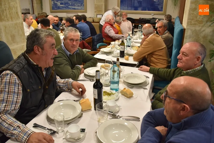 Foto 7 - La Pe&ntilde;a El Rinc&oacute;n re&uacute;ne en torno a la mesa a m&aacute;s de un centenar de comensales