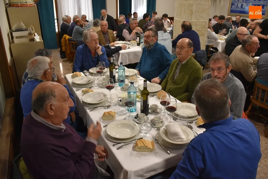 Foto 8 - La Pe&ntilde;a El Rinc&oacute;n re&uacute;ne en torno a la mesa a m&aacute;s de un centenar de comensales
