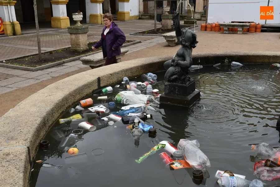 Foto 11 - El Carnaval 2023 deja 135.000 kilos de basura, unos 10.000 m&aacute;s que en 2022