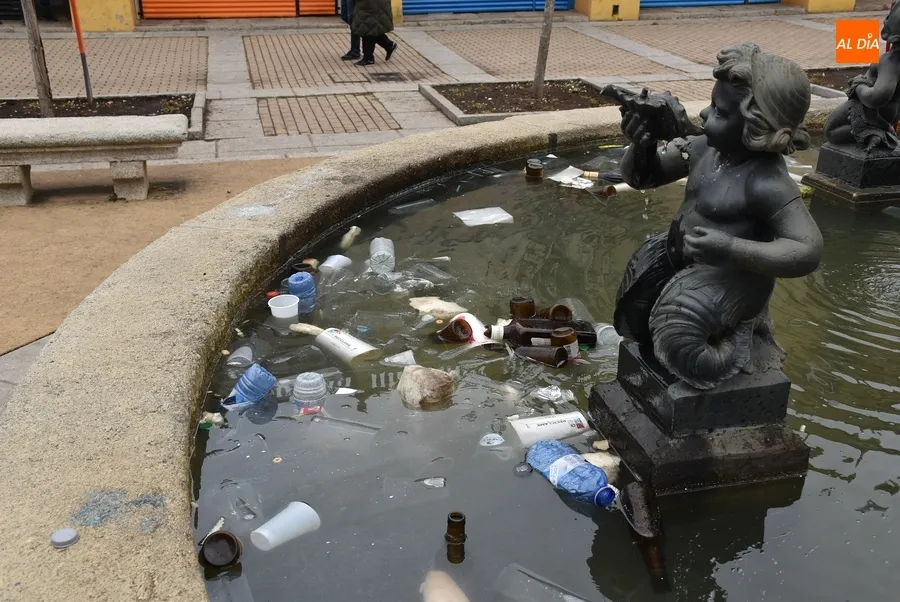 Foto 10 - El Carnaval 2023 deja 135.000 kilos de basura, unos 10.000 m&aacute;s que en 2022