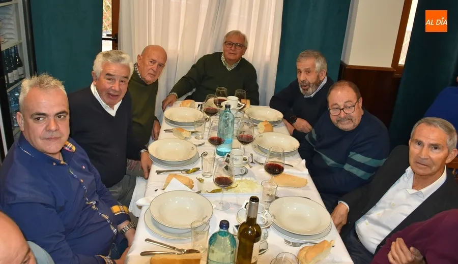 Foto 10 - La Pe&ntilde;a El Rinc&oacute;n re&uacute;ne en torno a la mesa a m&aacute;s de un centenar de comensales