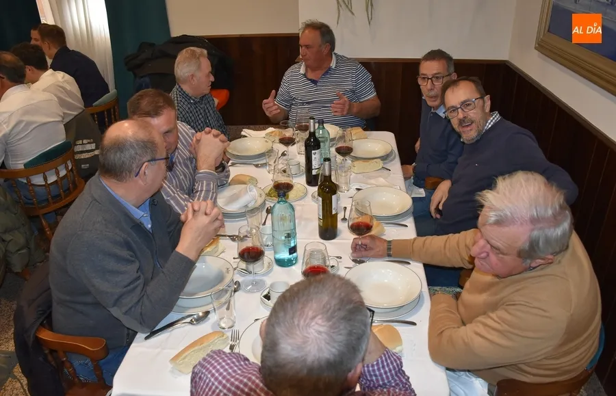 Foto 11 - La Pe&ntilde;a El Rinc&oacute;n re&uacute;ne en torno a la mesa a m&aacute;s de un centenar de comensales