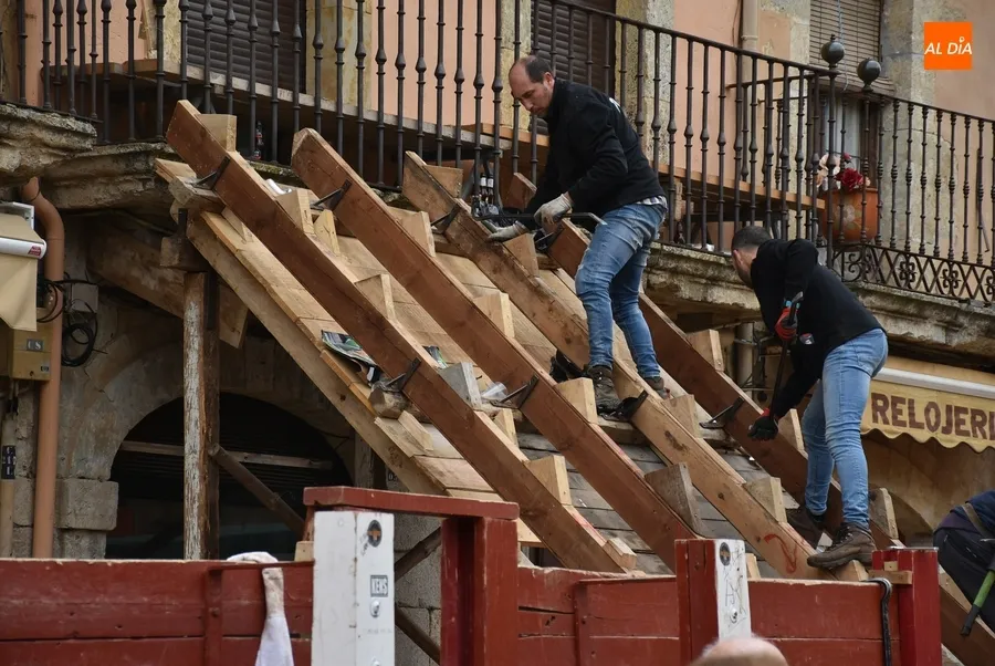 Foto 5 - Desde las 5 de la madrugada quit&aacute;ndole el disfraz carnavalero a la Plaza Mayor