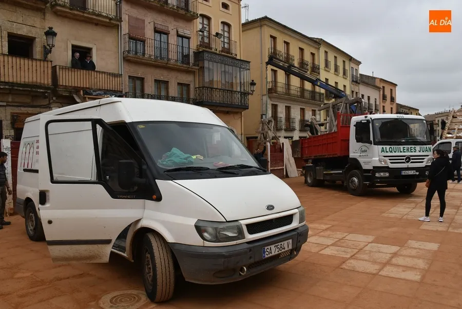 Foto 6 - Desde las 5 de la madrugada quit&aacute;ndole el disfraz carnavalero a la Plaza Mayor