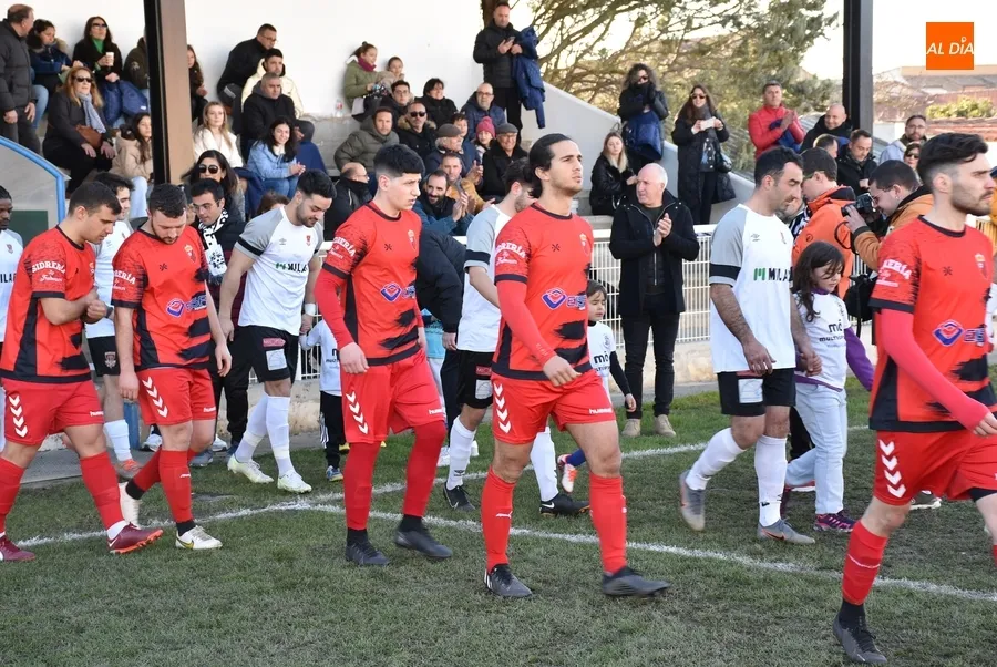 Foto 4 - El l&iacute;der gana con una imagen simplona a un Ciudad Rodrigo batallador pero inefectivo y sin suerte