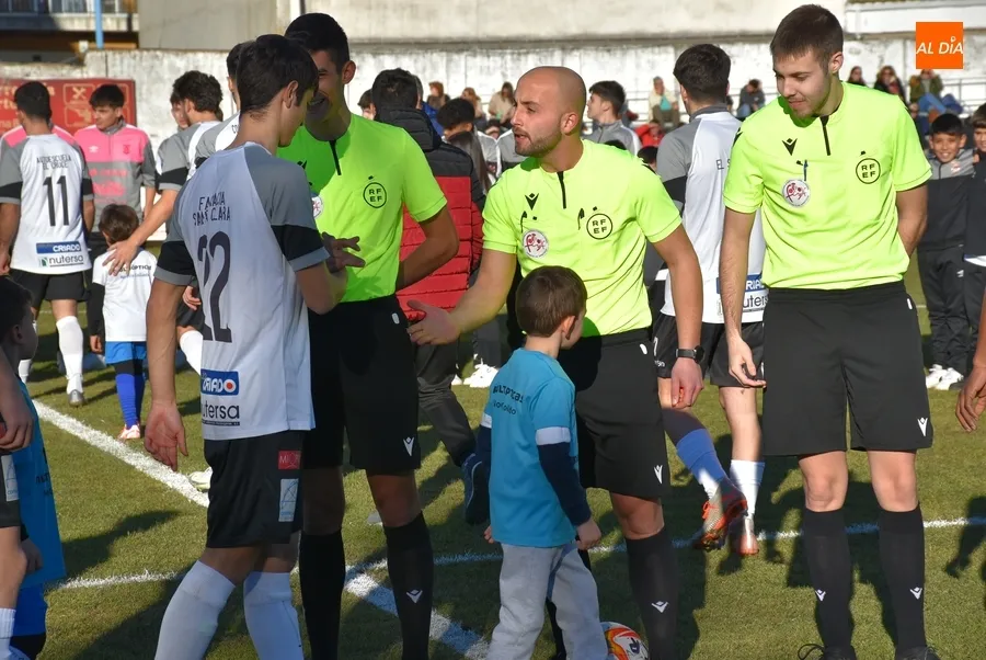Foto 10 - El l&iacute;der gana con una imagen simplona a un Ciudad Rodrigo batallador pero inefectivo y sin suerte
