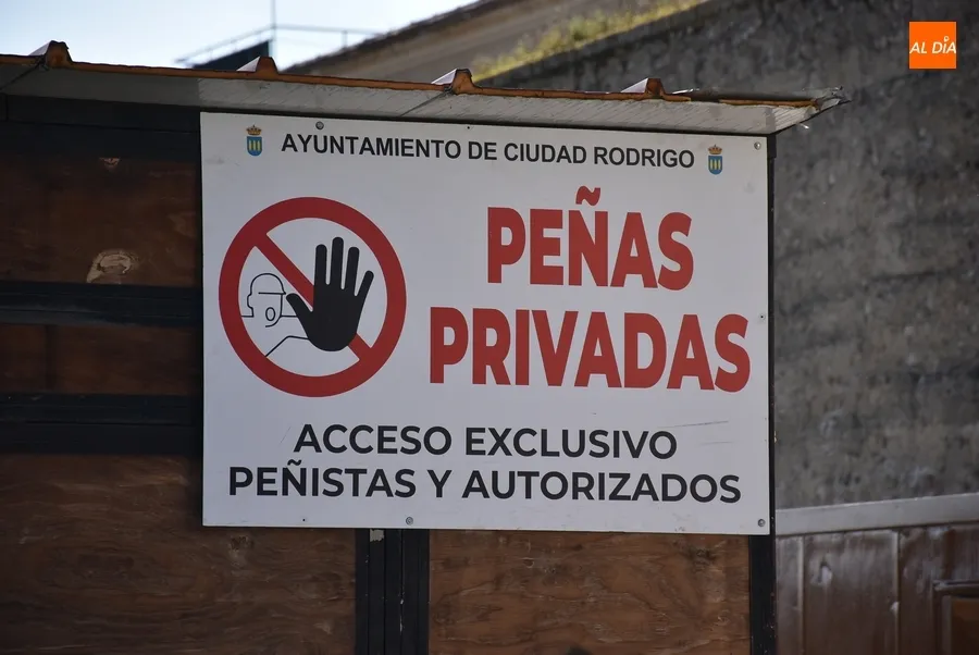 Foto 2 - Desembarcan m&aacute;s casetas-bar, los primeros puestos de comida y m&uacute;ltiples contenedores