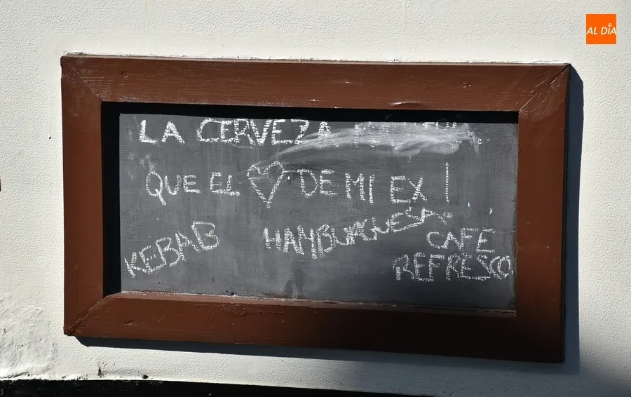 Foto 6 - Desembarcan m&aacute;s casetas-bar, los primeros puestos de comida y m&uacute;ltiples contenedores