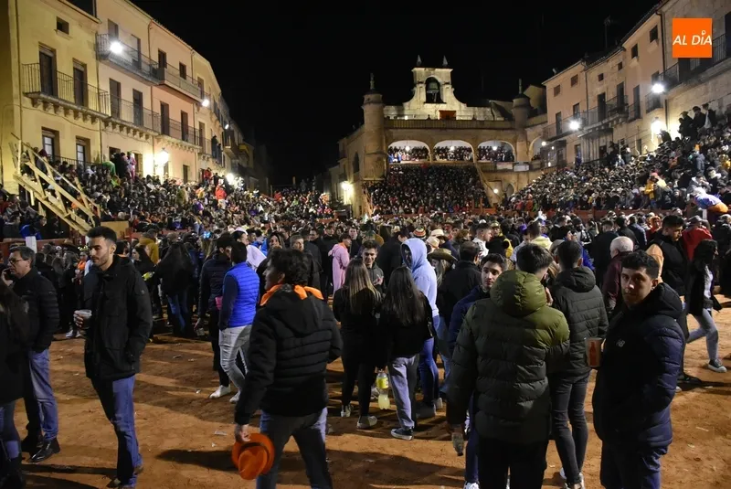 Foto 6 - Espectacular ambiente en los proleg&oacute;menos de la primera capea nocturna
