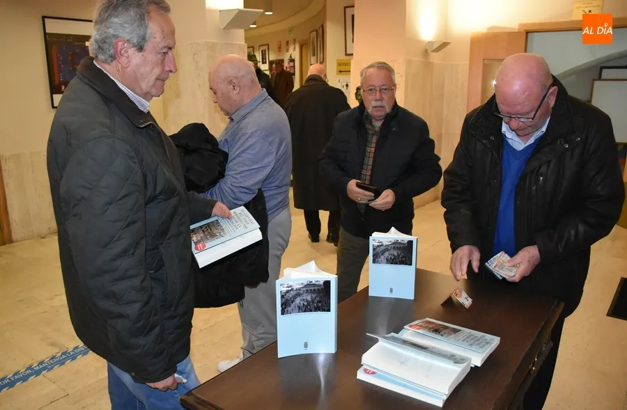 Foto 6 - Miguel y Jos&eacute; Ram&oacute;n Cid Cebri&aacute;n publican un &ldquo;compendio de todo lo que conforma el Carnaval&rdquo;