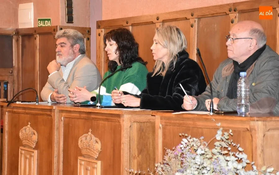 Foto 2 - El Pleno se viste de Carnaval con varias pol&eacute;micas y propuestas, como el regreso de la Corte Infantil