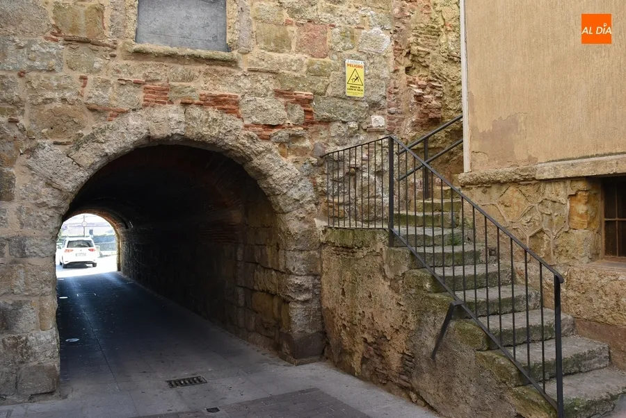 Foto 2 - Colocados los carteles que advierten del riesgo de ca&iacute;da desde la muralla