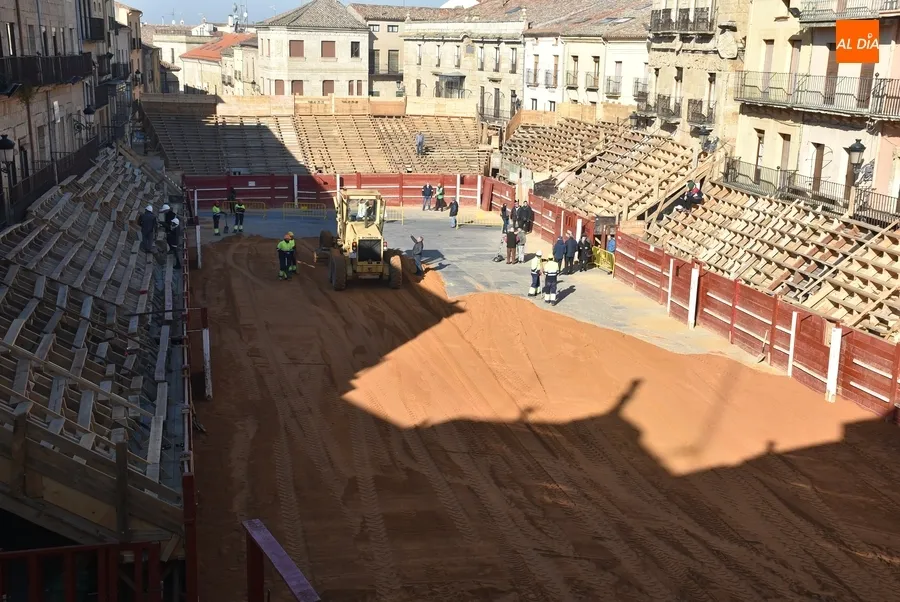 Foto 4 - La extensi&oacute;n de la arena completa la transformaci&oacute;n carnavalera de la Plaza Mayor