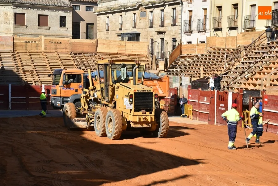 Foto 6 - La extensi&oacute;n de la arena completa la transformaci&oacute;n carnavalera de la Plaza Mayor
