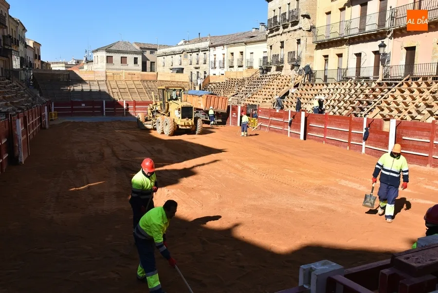 Foto 7 - La extensi&oacute;n de la arena completa la transformaci&oacute;n carnavalera de la Plaza Mayor