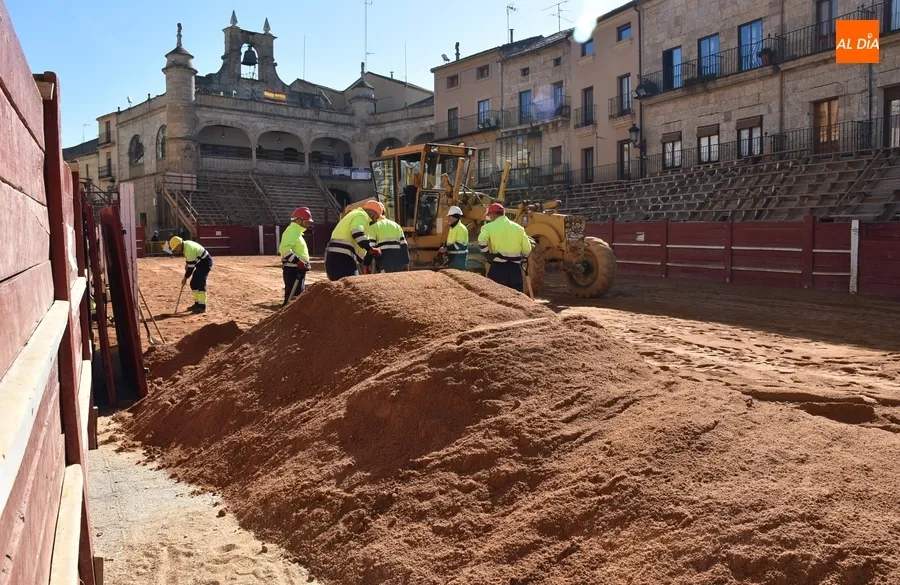 Foto 9 - La extensi&oacute;n de la arena completa la transformaci&oacute;n carnavalera de la Plaza Mayor