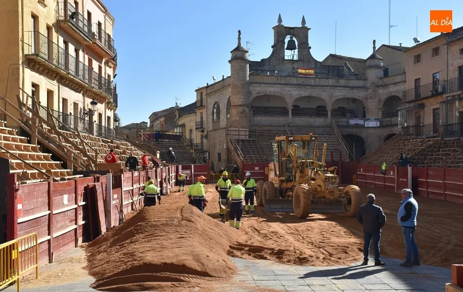 Foto 10 - La extensi&oacute;n de la arena completa la transformaci&oacute;n carnavalera de la Plaza Mayor