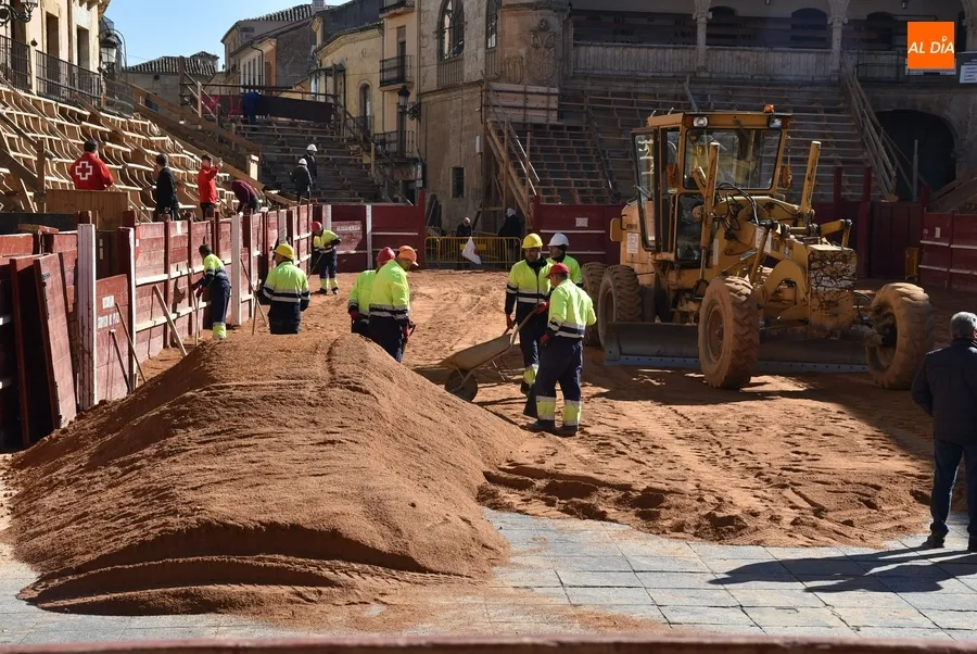 Foto 11 - La extensi&oacute;n de la arena completa la transformaci&oacute;n carnavalera de la Plaza Mayor