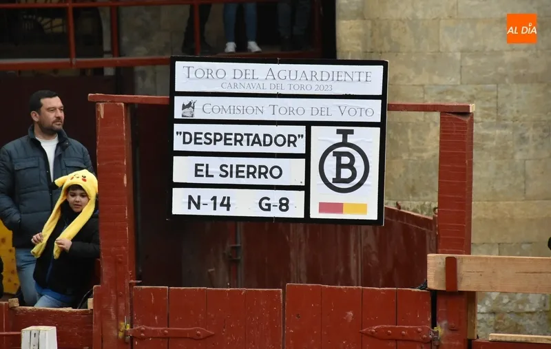 Foto 3 - Despertador cornea a un joven en el Registro en su viaje de ida y vuelta desde la Plaza