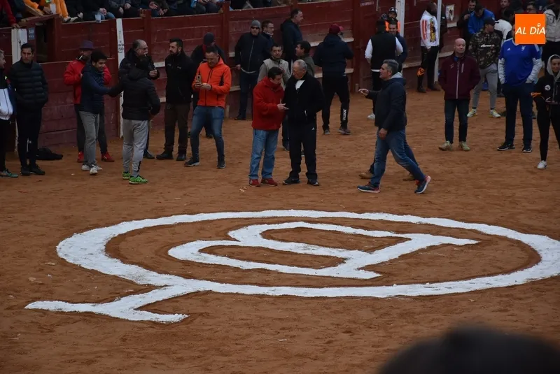 Foto 4 - Despertador cornea a un joven en el Registro en su viaje de ida y vuelta desde la Plaza