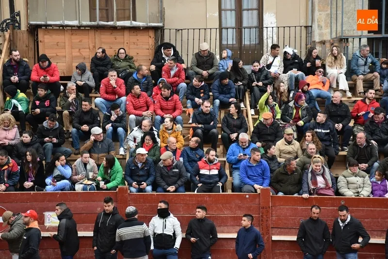 Foto 6 - Despertador cornea a un joven en el Registro en su viaje de ida y vuelta desde la Plaza