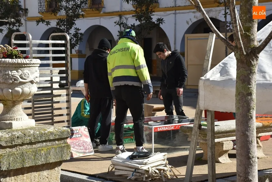 Foto 5 - La Plazuela del Buen Alcalde se pone guapa para la inauguraci&oacute;n de sus casetas
