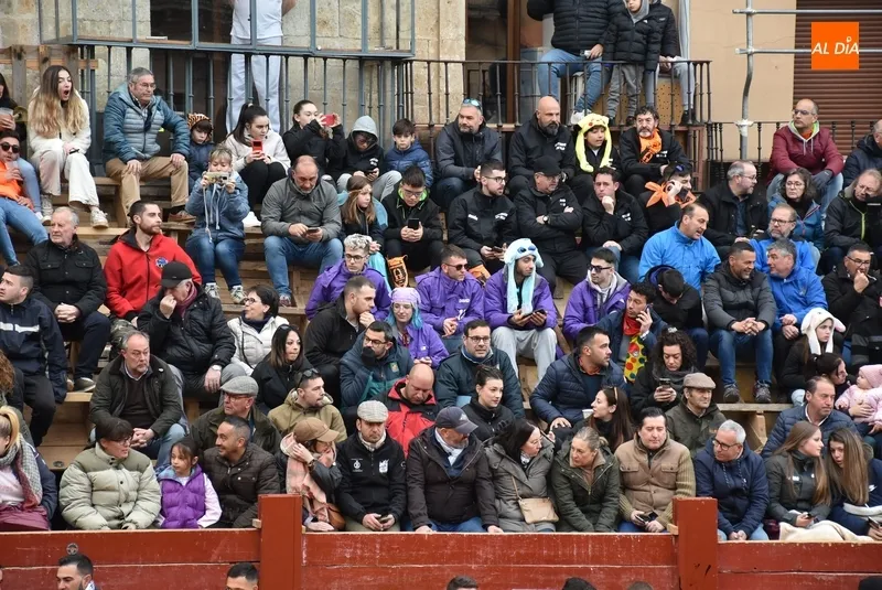 Foto 7 - Despertador cornea a un joven en el Registro en su viaje de ida y vuelta desde la Plaza