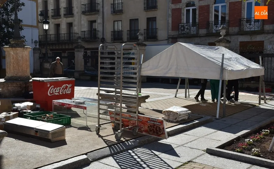 Foto 7 - La Plazuela del Buen Alcalde se pone guapa para la inauguraci&oacute;n de sus casetas