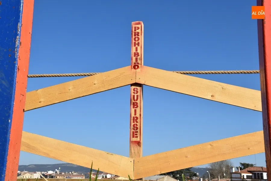 Foto 6 - Colocados los carteles que advierten del riesgo de ca&iacute;da desde la muralla