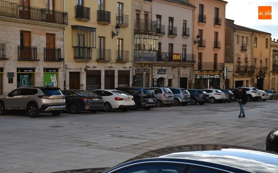 Foto 3 - Inusual fin de semana con veh&iacute;culos aparcados en la Plaza Mayor