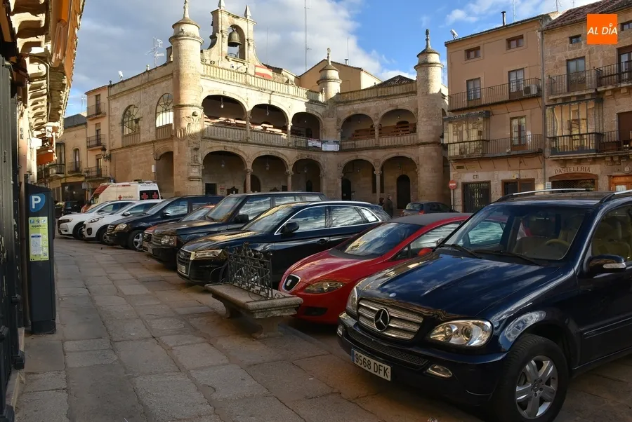 Foto 2 - Inusual fin de semana con veh&iacute;culos aparcados en la Plaza Mayor