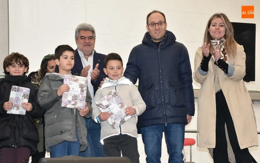 Foto 4 - Entregados los premios carnavaleros con un reconocimiento especial al presidente de la Plaza