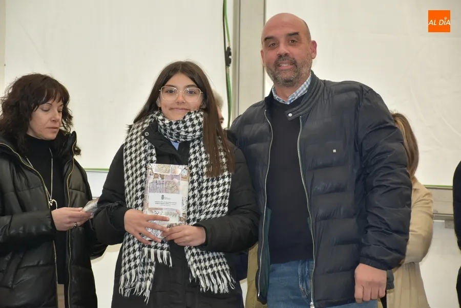 Foto 7 - Entregados los premios carnavaleros con un reconocimiento especial al presidente de la Plaza