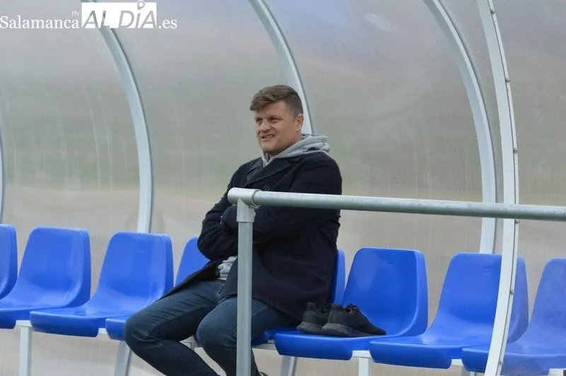 Foto 12 - Dani Ponz ya ejerce como nuevo entrenador de Unionistas