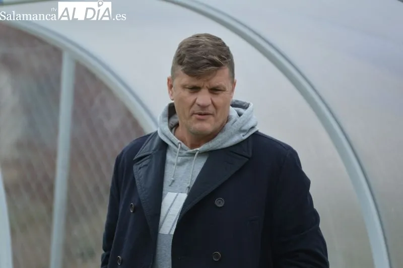 Foto 14 - Dani Ponz ya ejerce como nuevo entrenador de Unionistas