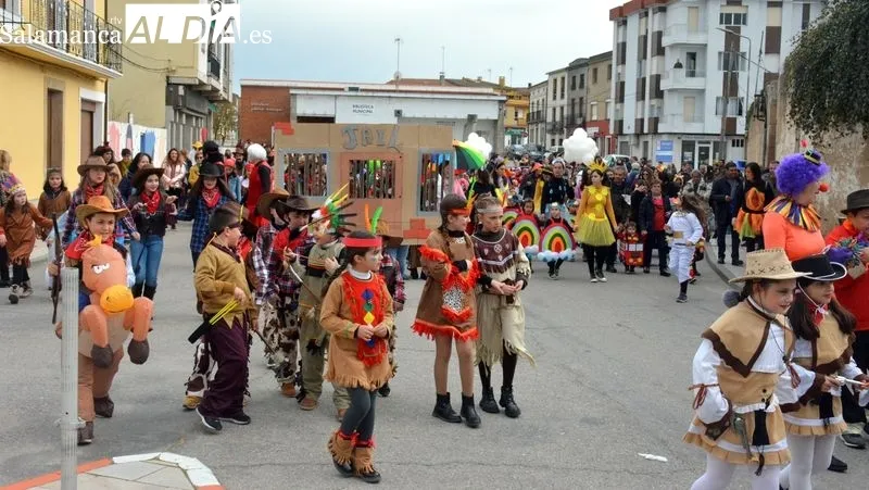 Foto 11 - Ni&ntilde;os, padres y abuelos disfrutan del Carnaval en Lumbrales