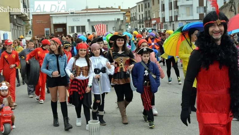 Foto 10 - Ni&ntilde;os, padres y abuelos disfrutan del Carnaval en Lumbrales