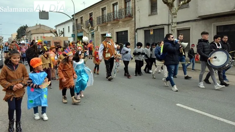 Foto 9 - Ni&ntilde;os, padres y abuelos disfrutan del Carnaval en Lumbrales